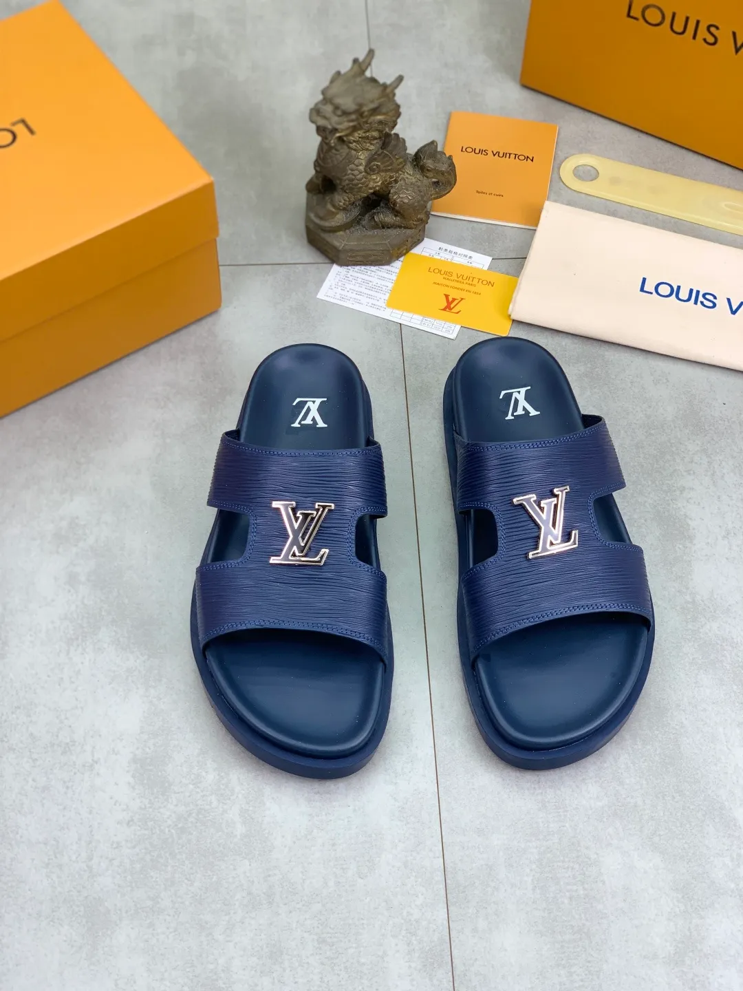 Men's shoes 💰P300💰【New style】🆘 Original quality 【LOUIS VUITTON】The popular Louis Vuitton LV men's slippers on the official website are on sale simultaneously! Original fabric imported from Italy, original factory special supply, code number: 38-44 (45 customized), many colors available